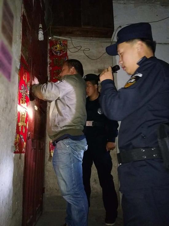 安康粗心妈妈误将幼女锁家中 民警全城寻开锁师傅开门